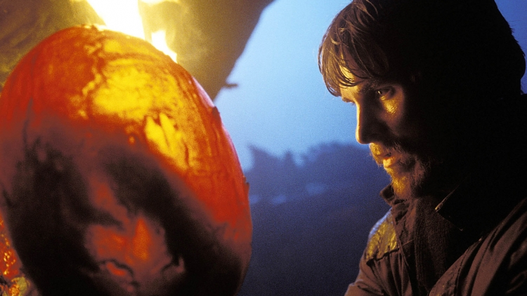 Кадр из фильма Reign of Fire. Режиссер: Роб Боумен. Оператор: Эдриан Биддл. Производство: Spyglass Entertainment, The Zanuck Company, Touchstone Pictures, Tripod Entertainment, World 2000 Entertainment. Показ в России: Парадиз 2000  