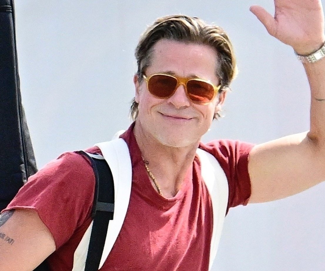     «Очаровательный мужчина с гитарой!»: Брэд Питт в Венеции удивил поклонниц