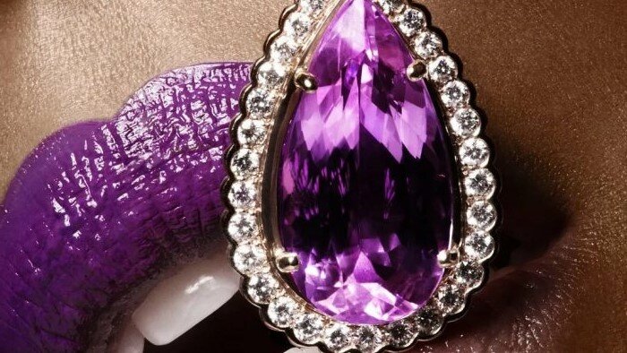 Александрит камень талисман для Рыб. Арт. Фото в свободном доступе.