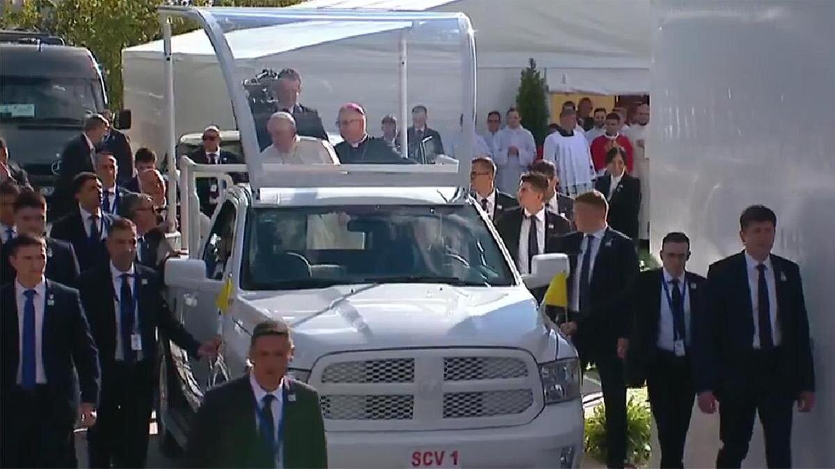    Папа Римский приехал для свершения Мессы:facebook.com/religionscongresskz2022