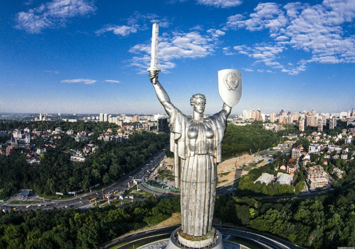 Памятники украины. Памятник Родина мать в Киеве. Монумент скульптура Родина мать Киев. Киевская статуя Родина мать. Родина-мать Киев 2022.