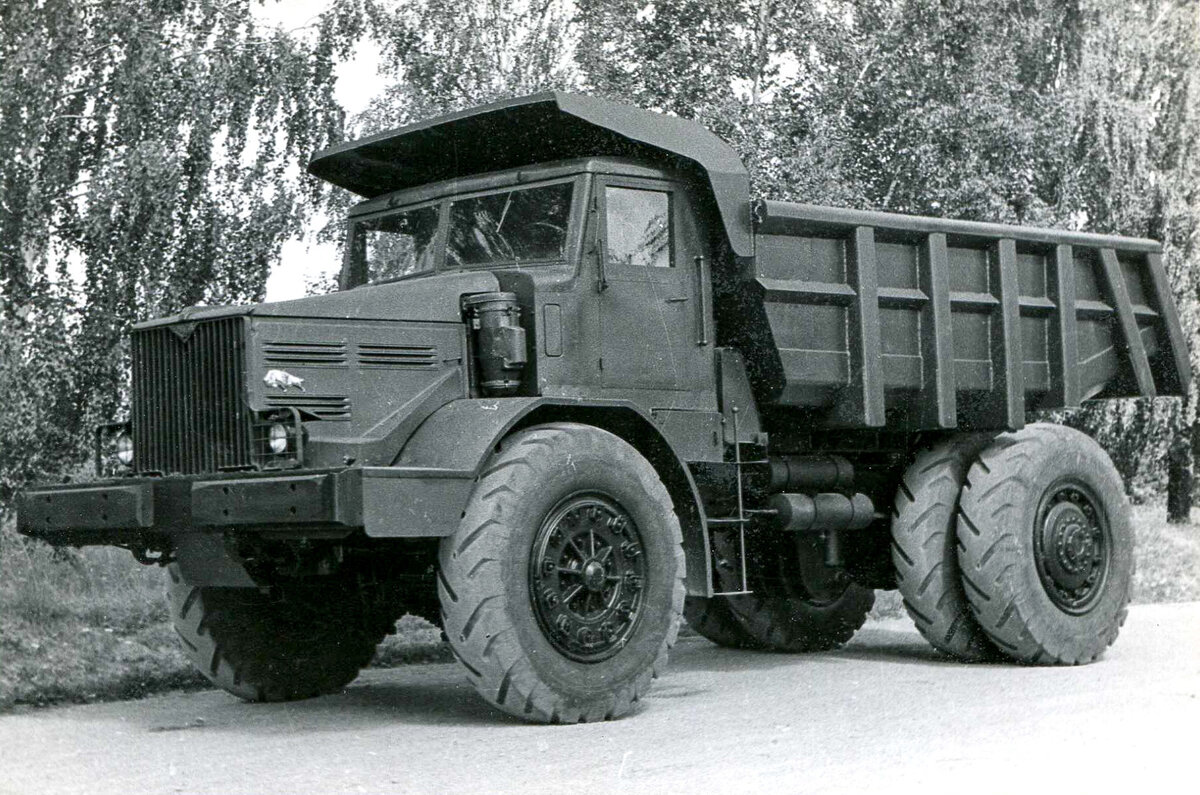 Первая "ласточка" Белорусского автозавода - карьерный самосвал МАЗ-525, переданный для производства с Минского автозавода