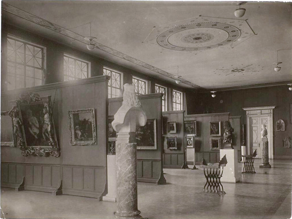 Зал итальянского искусства XIII-XVII веков. «Венера перед зеркалом» Тициана-крайняя слева. 1930. Фото. Отдел рукописей ГМИИ им. А.С. Пушкина