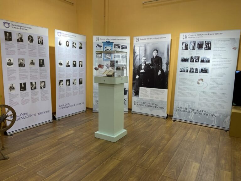    В Оренбурге в мегамолле «Армада» открылась выставка «Немцы в российской истории» Андрей Севостьянов