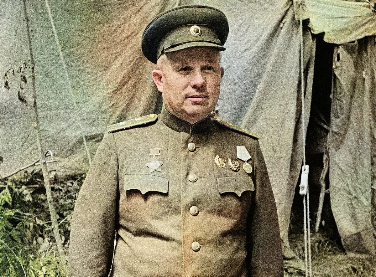 Вслед за генералом. Хрущев генерал лейтенант. Генерал Хрущев Никита Сергеевич. Хрущев Никита Сергеевич на войне. Хрущев 1943.