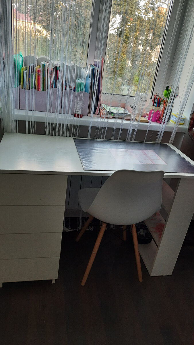 Пользуемся подоконником активно, потому что пока нет вощможности купить стеллаж.