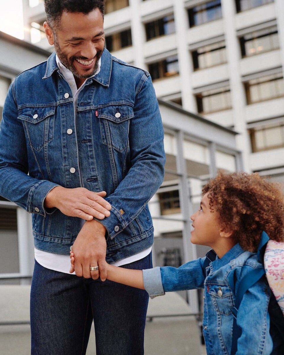    Куртка Levi’s Commuter Trucker Jacket с манжетой, чувствительной к движениям и прикосновениям. Взмахами руки можно листать песни в проигрывателе музыки, отклонять телефонные звонки, прокладывать маршрут и многое другое, не доставая телефон из кармана.Levi’s