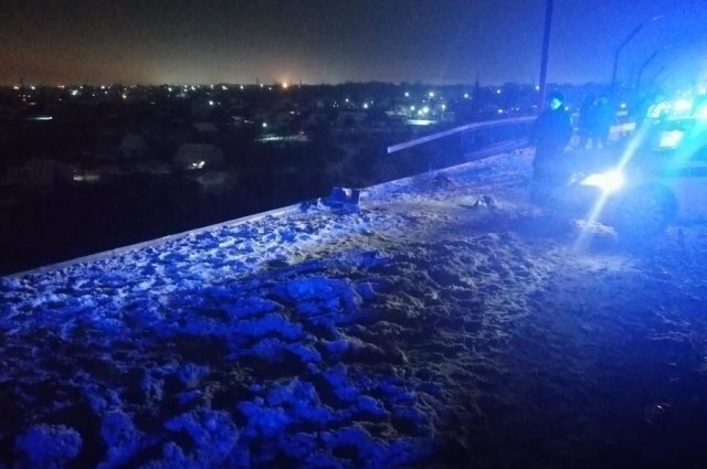    В каком состоянии водитель фуры, рухнувшей с моста на Третьей продольной?