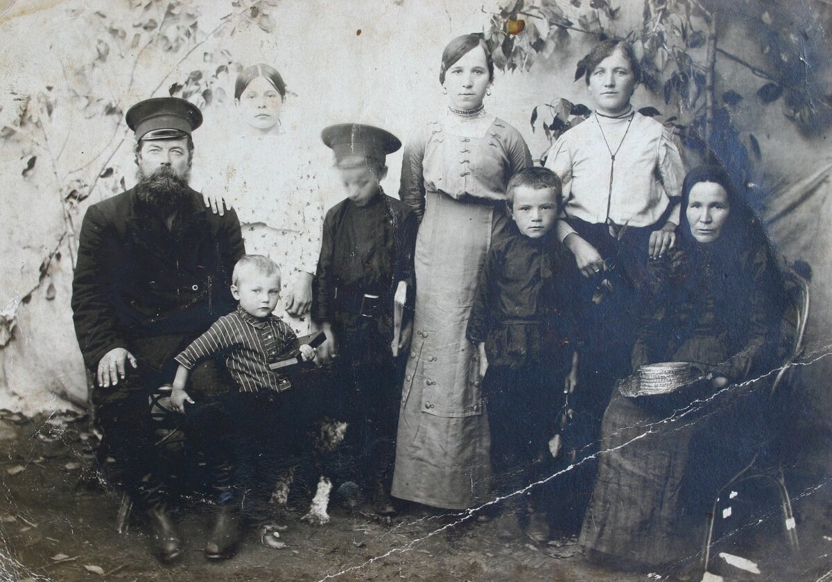 Семья Светлаковых. Иван Васильевич, Серёжа Шестаков, Пелагея, Миша, Антонина, Саша, Дарья, Васса Зотиковна. Загорское, 1917 г.