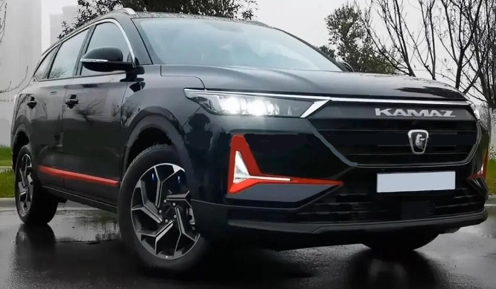 Камаз планирует совместное производство с китайской компанией Dongfeng. Они планируют выпустить новый кроссовер для рынка России. Называться новый автомобиль будет Камаз Улан. По размерам он схож с Hyundai Tucson, а стоимость будет ниже Hyundai Creta. 