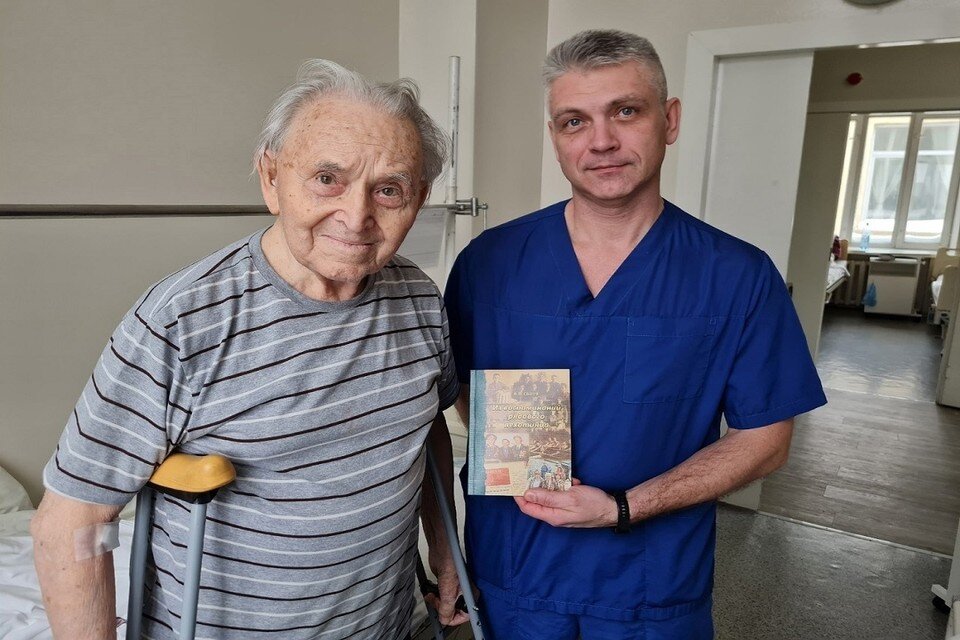     В Новосибирске хирурги восстановили колено 97-летнему фронтовику и учёному-изобретателю. Фото: пресс-служба НИИТО.