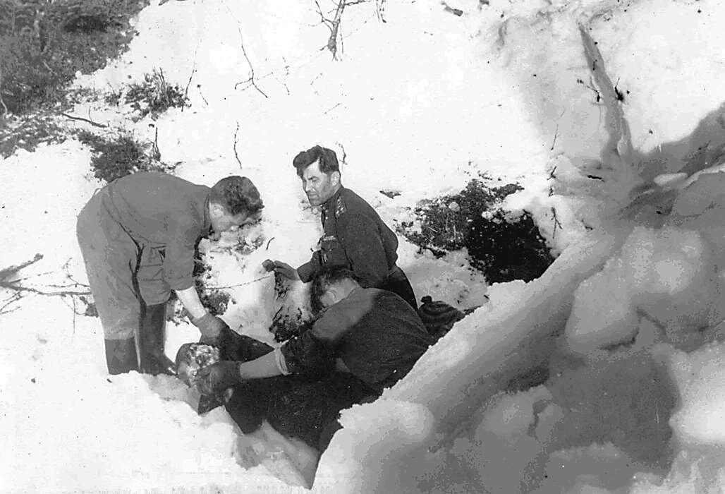 Выем Золотарева из оврага. В правой руке руководителя поисков полковника Г.С. Ортюкова записная книжка.
Фото из материалов следствия