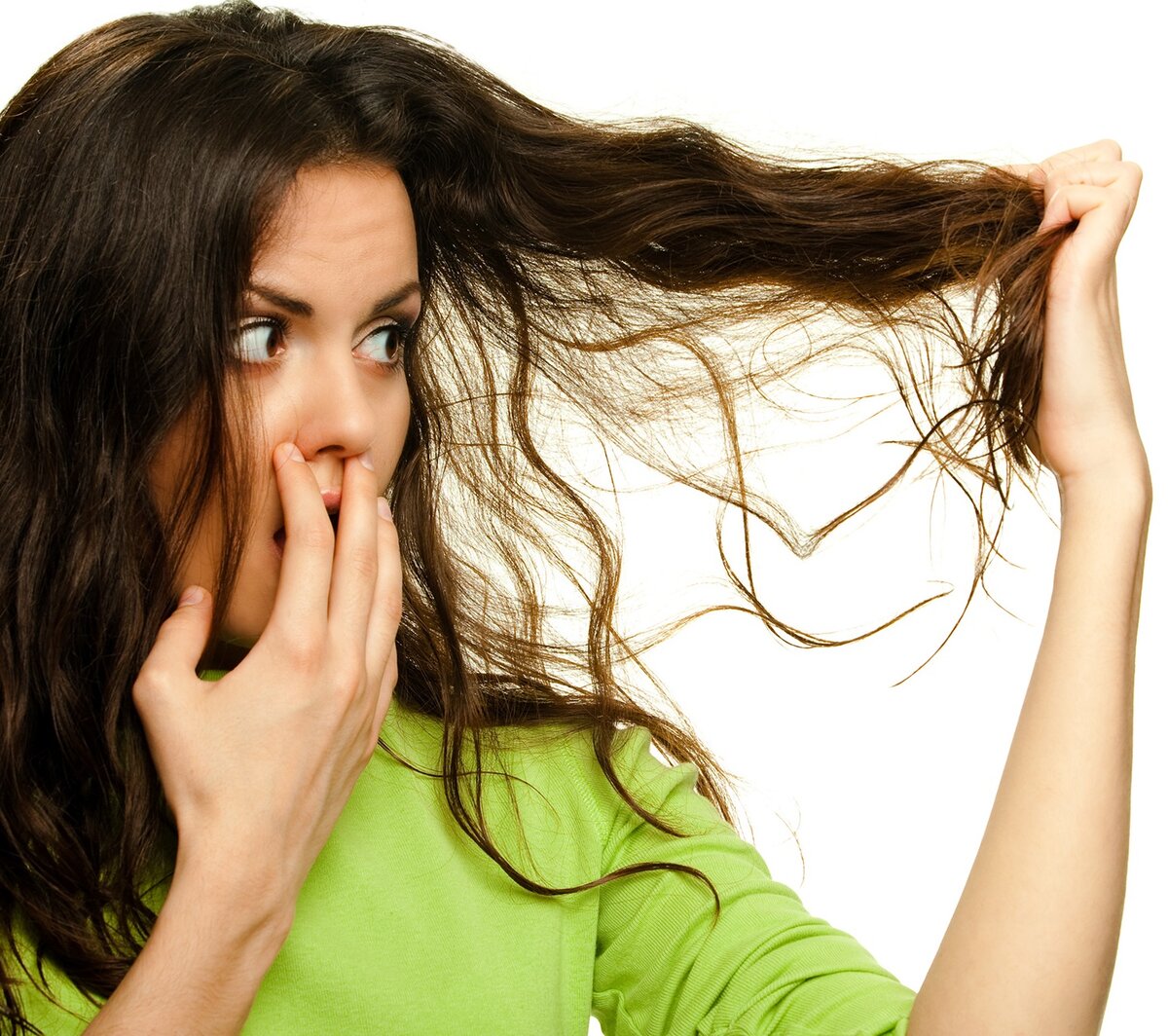 как сделать волосы пахнущими. девушка со спутанными волосами. грязные неухоженные волосы. запах волос. сухие волосы.