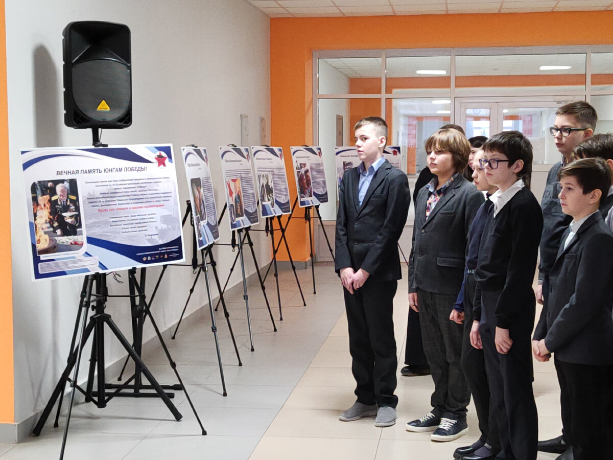 Первые экскурсии по материалам выставки "Юнги Победы" в школе №44. Фото Е. Смирнова 