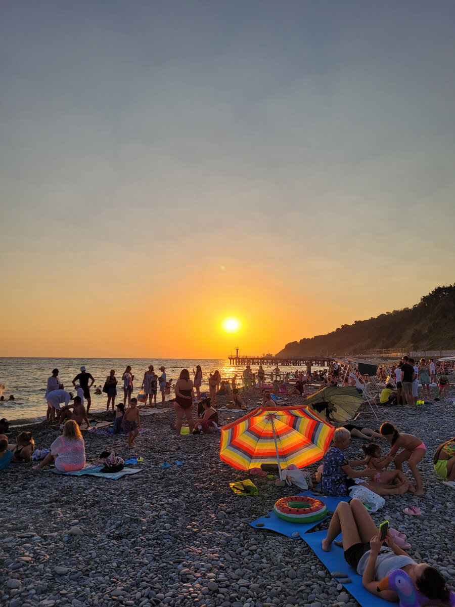 Огромная пляжная полоса примет всех желающих отдохнуть у моря. Фото автора