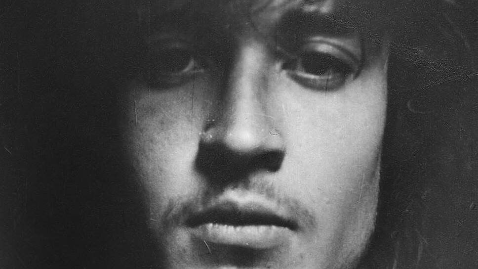    Рок-н-ролльное движение в Сибири в то время значительно уступало той активности, которая развернулась в Екатеринбурге и тем более в Москве и Ленинграде. В 1982 году в Омске вместе с Константином Рябиновым (Кузя Уо) Летов создал группу «Посев» (в честь антисоветского издания — по словам Летова, более радикальное название сложно было себе представить), а в 1984 году — «Гражданскую оборону» gr-oborona.ru