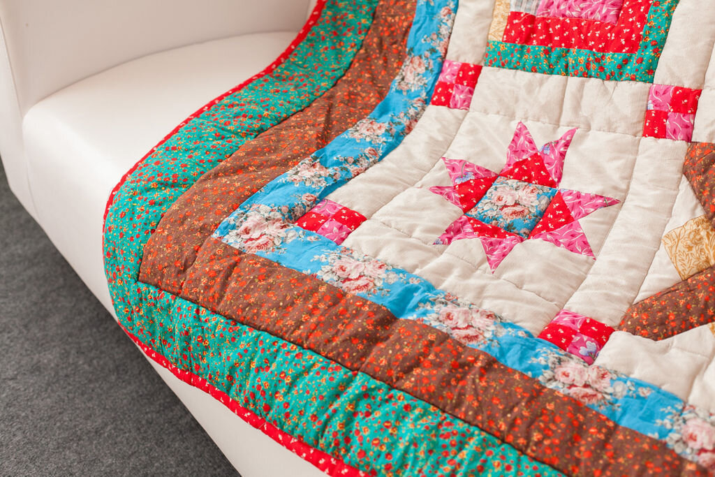 Пошив покрывала на кровать из портьерной ткани — пошаговая инструкция