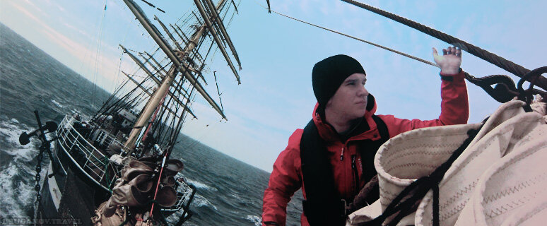 Третий и самый громкий для меня конкурс оказался организован «БинБанком» в честь своего 20-летия. Огромная конкуренция: 6000 заявок со всей России, но мне удалось пробиться в топ-20 по голосам и лайкам, ведению личного блога, открытию счетов в банке друзьями и дальше успешно пройти собеседование с организаторами. И вот я уже плыву на Барке Крузенштерн:
