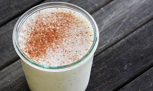 В  последнее время этот дуэт стал очень популярен. Дело в том, что  сочетание льняной муки и кефира хорошо помогает в борьбе с лишним весом.  Требуется всего лишь заменить ужин этой смесью. Вам понадобиться  столовая ложка муки на один стакан кефира. Хорошенько размешайте, дайте  настояться в течение пяти минут, а затем выпейте. Напиток хорошо утоляет  голод, надолго насыщает и при этом очищает кишечник. К тому же он  обладает нулевой калорийностью. Можно заменять кефиром с мукой ужин в  течение месяца, тогда вы потеряете около пяти килограммов.