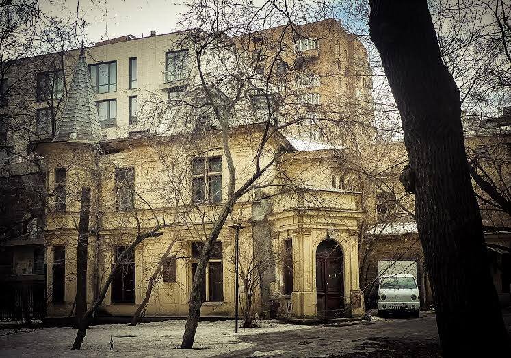 Это дом выдающегося русского гинеколога Владимира Федоровича Снегирева, который для него в 1894, в самом конце Плющихи, построил архитектор Роман Клейн. Снегирев поселился здесь в конце 19 века, чтобы жить ближе к своей клинике, располагающейся совсем рядом. 