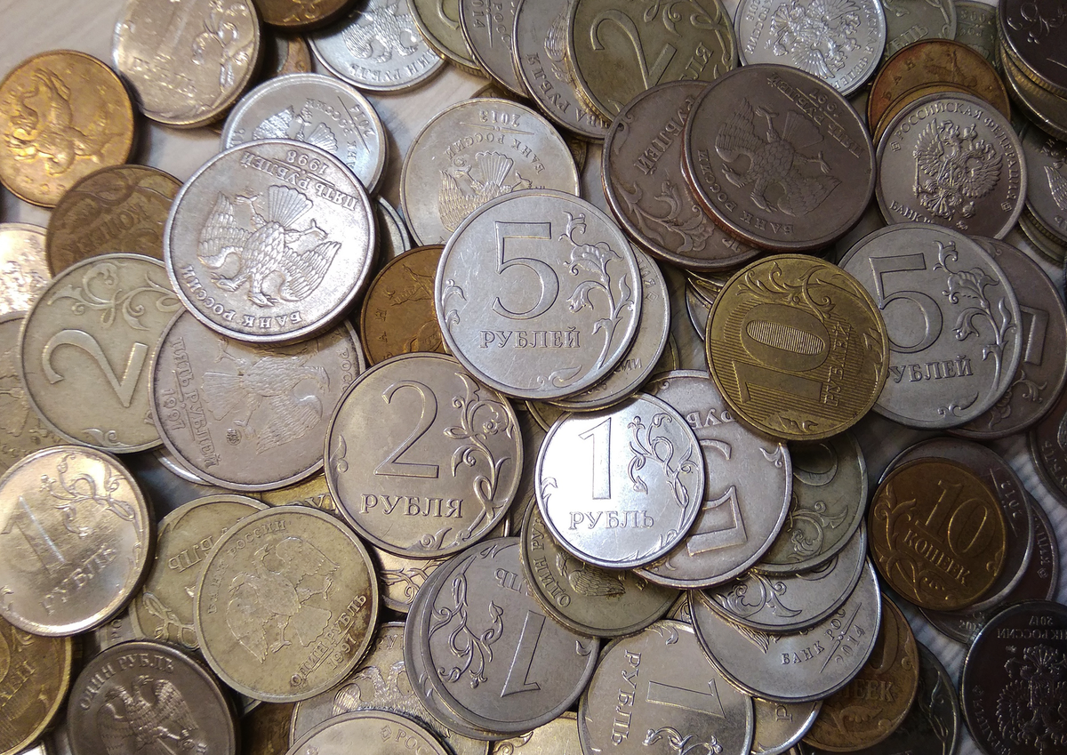 России нужны рубли. Горсть монет. Нерусские монеты. Дороги монеты. Монеты в хранилище на Монетном дворе.
