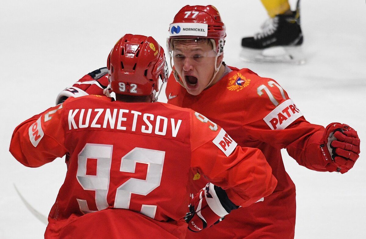 Спустя несколько разгромных побед, сборная России вышла на лидеров мирового рейтинга - Швецию. Несмотря на лидерство в группе, скандинавская команда открывает счет. За первый период залетает только одна шайба и это шайба в ворота сборной России.