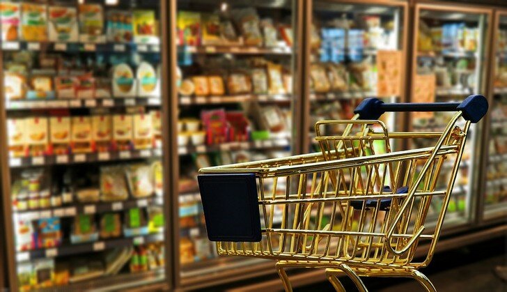 На кассе в продуктовом магазине обмануть ребенка очень легко.