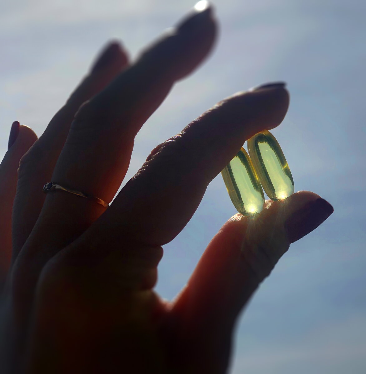 Моя рекомендация - пить 1 капсулу в день, если нет острой потребности в опред.дозе омеги ежедневно, ибо 882 мг в 1 капсуле для профилактики вполне достаточно (и ваш кошелек не запросит себе харакири). Таким образом, одной баночки омеги вам хватит либо на месяц, либо на полтора.

И напоследок - елей на уши тех, кто любит тешить свое самолюбие: SOLGAR - премиальный бренд, как APPLE среди телефонов, CHANEL - в одежде, FERRARI - в а-а-а-а-а-втомобилях! Не скажу, что по качеству Солгар на порядок выше др. хороших (качественных!) брендов, но само осознание того, что вы пьете "весьизсебялакшери" Солгар, а не РЫБИЙ ЖИР NONAME, чистит ауру, поднимает тонус и заставляет трансформироваться реальности под вас (привет всем, кто любит Зеланда ;-), если кто-то вообще дочитал до этой строчки).
