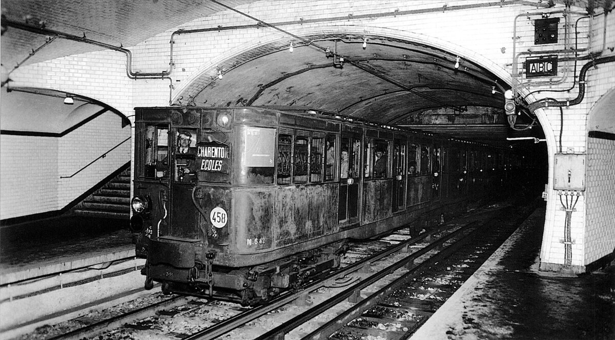 Фото старого поезда метро