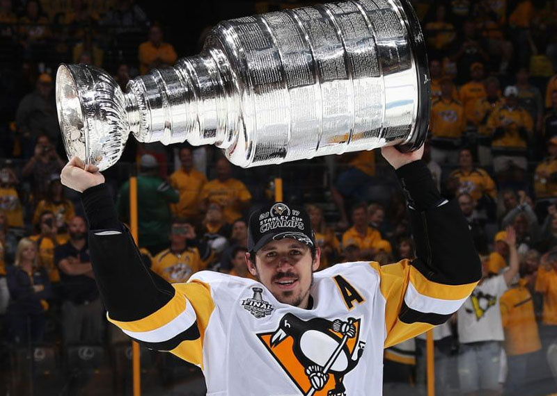 Евгений Малкин с Кубком Стенли.