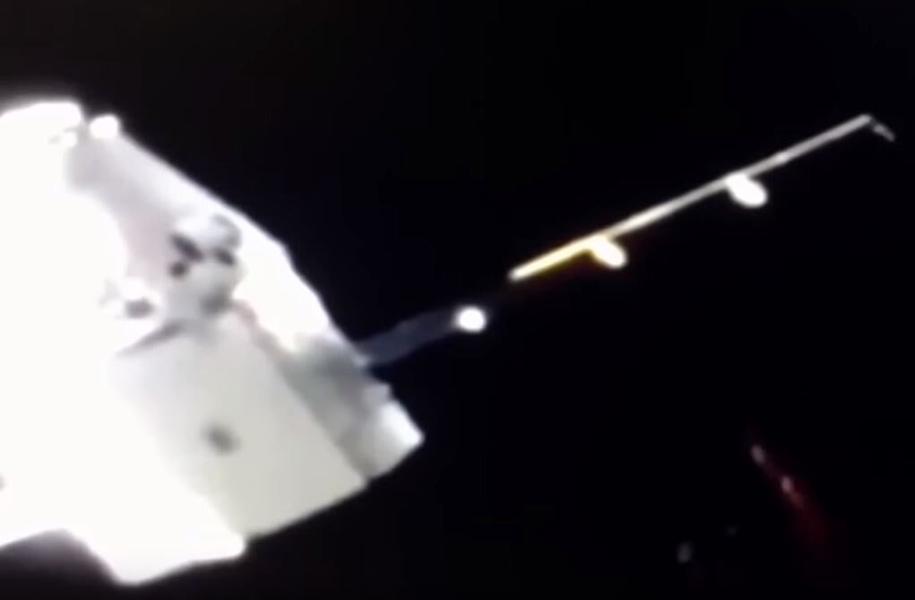 В нижнем правом углу 3 светящихся объекта летят в одном направлении