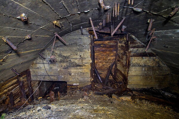 Недостроенное скальное бомбоубежище 1940-х гг. на жд станции Владивосток