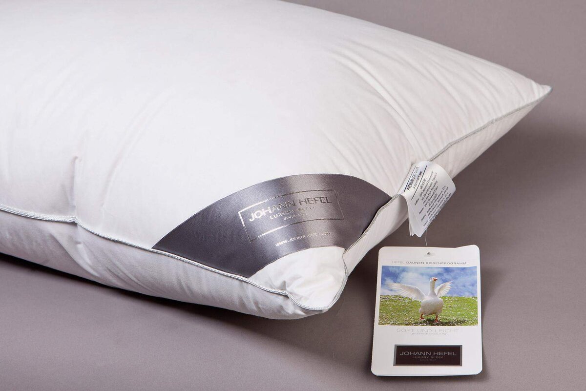 
Перьевые подушки достаточно капризны в уходе. Материал нельзя отнести к числу самых крепких, и нежный пух или старые перья при неправильной стирке могут просто рассыпаться в пыль. И свойства подушки никогда не станут прежними. Потому надежнее отнести перьевую подушку в химчистку, где ее промоют и продезинфицируют специальными средствами.
