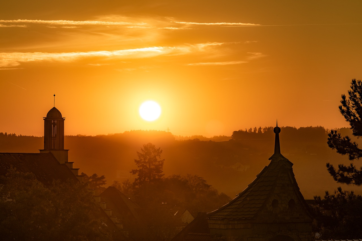 https://cdn.pixabay.com/photo/2018/10/06/17/34/sunset-3728355_1280.jpg