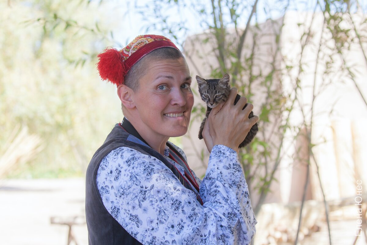 Помпон справа - значит невеста. В этом традиционном каракалпакском наряде я чувствовала себя прекрасно