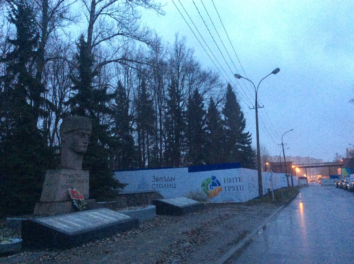 Дорога к ЖК, помимо памятника на фотографии в деревьях спрятан памятник Кирову