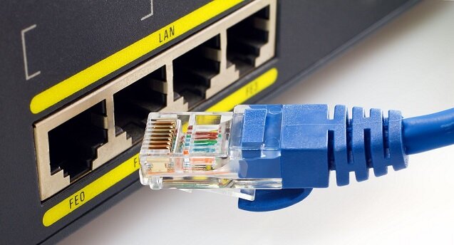 Перекрёстный кабель, также кросс-кабель (англ. crossover cable) — тип кабеля Ethernet, необходимый для подключения компьютеров напрямую, выполняют перекрестное соединение сигналов приема и передачи.