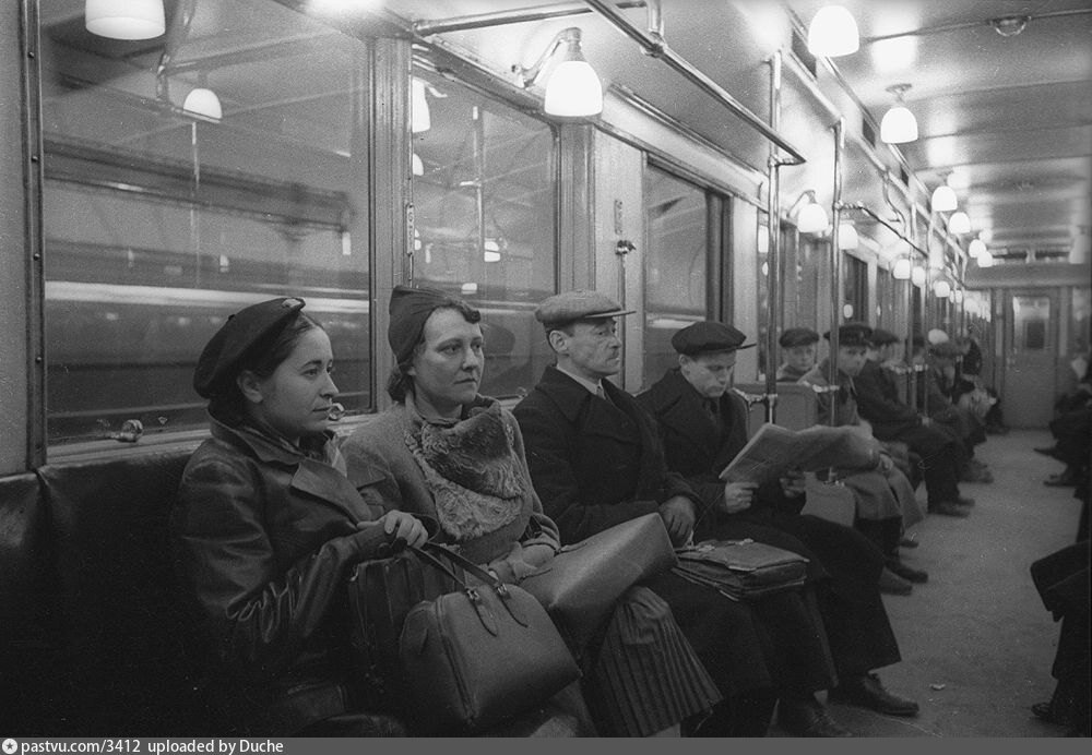 Пассажиры в вагоне метро на станции "Аэропорт", 1938. Фото Э. Евзерихина, с сайта www.pastvu.com.