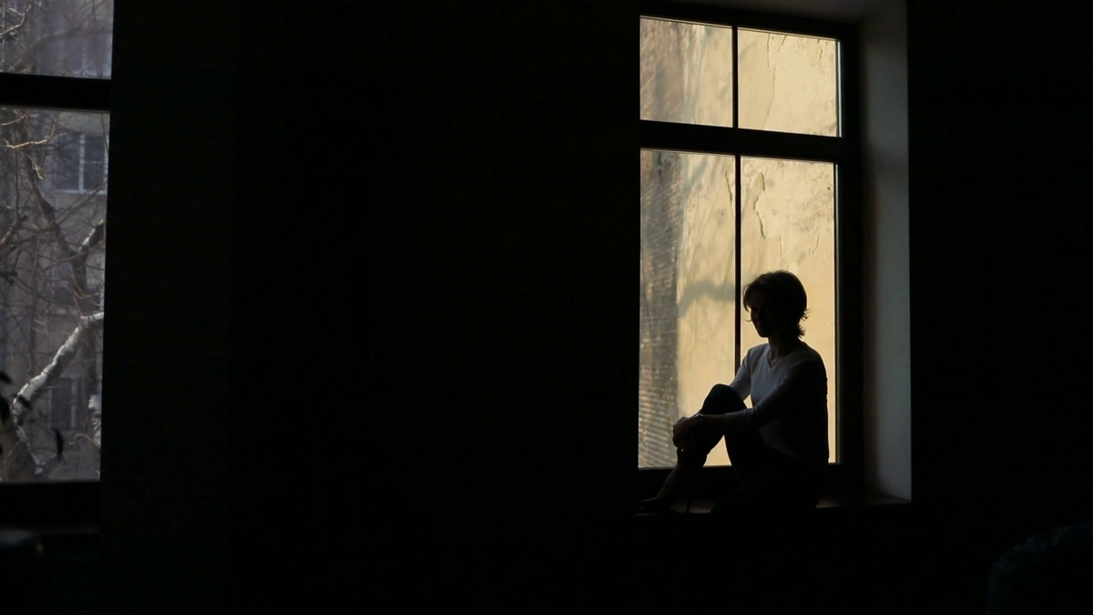 Без рук без ног а окно выбивает