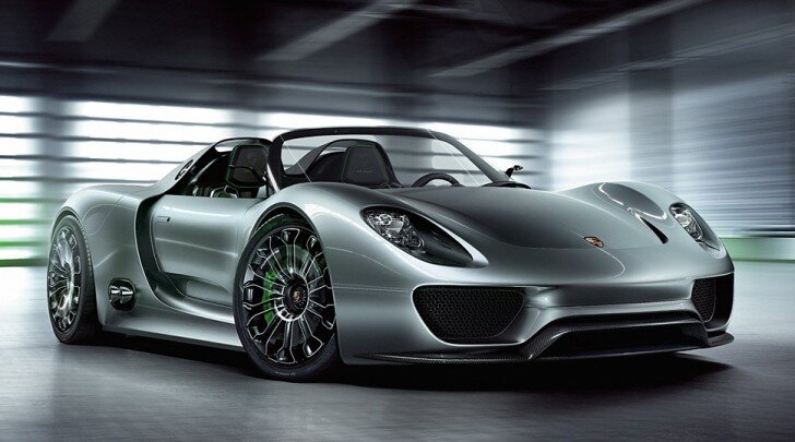 Porsche 918 Spyder
 
За 5 месяцев немецкие разработчики смогли “с нуля” создать уникальное транспортное средство, сочетающее бензиновый двигатель с двумя электрическими моторами. 4,6-литровый бензиновый двигатель выдает мощность в 570 лошадиных сил, а два электрических — 230 “лошадок”. Это позволило гибридному автомобилю значительно сэкономить на расходе топлива, ведь расход на сотню километров всего 3 л для этого болида просто суперэкономия.
Машина может разогнаться до сотни км/ч чуть больше, чем за 3 с, а передвигаться с максимальной скоростью 320 км/ч. Эта модель Porsche имеет 7-ступенчатую коробку передач. Все эти технические достоинства стоят сравнительно “недорого” — около 850 тысяч долларов.