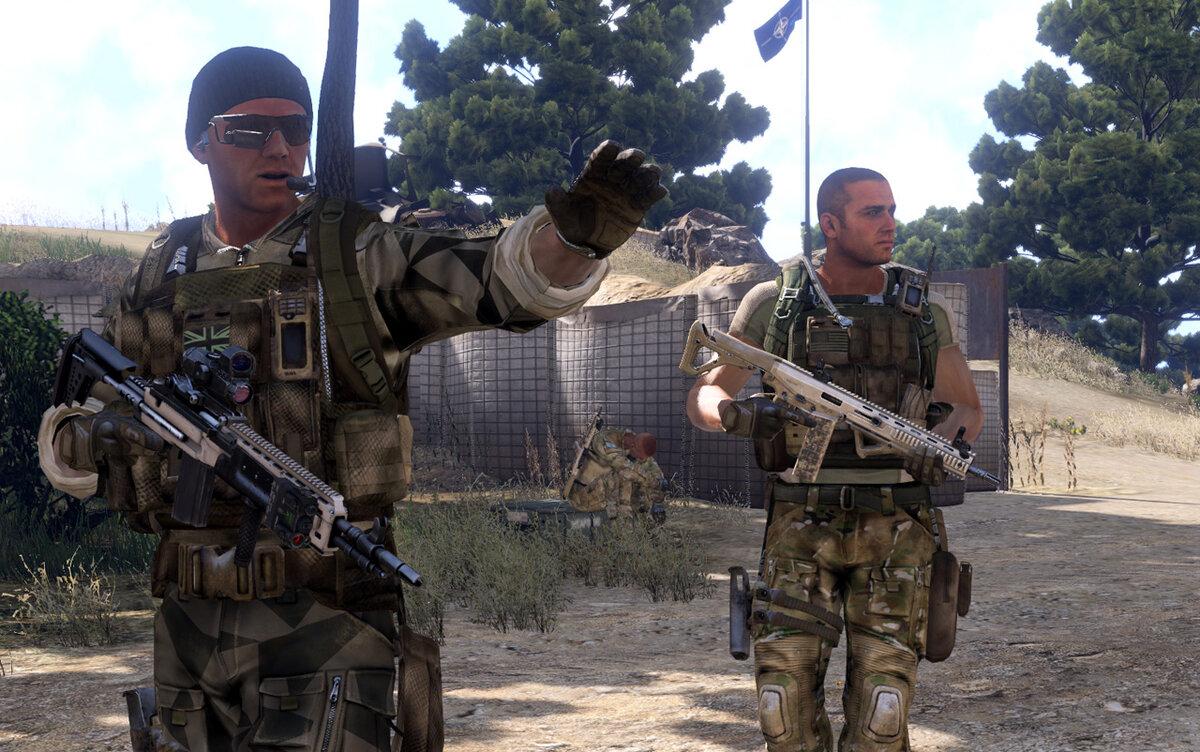 Керри (справа) и Джеймс (подопечный Миллера) входят в лагерь Максвелл.