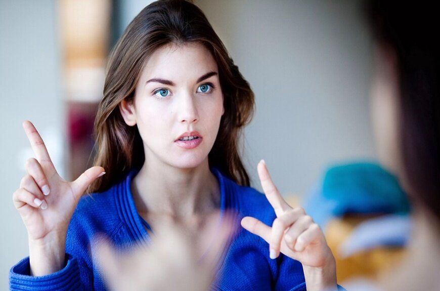 УЧИТЕСЬ, ЛЮДИ, ГОВОРИТЬ... 
 

     Учитесь, люди, говорить,
Учитесь, словом дорожить,
Учитесь так его слагать,
Чтоб дружбы тонус поднимать.

     И думайте, друзья, всегда,
Что наша мысль - не ерунда.
Ей можно в людях дух зажечь,
А можно, напрочь, дружбу сжечь.

     Ведь фраза, что от нас исходит, 
Содержит мысль, что нас тревожит, 
И дай нам Бог, чтоб мысль была 
Насквозь из света и тепла,
Чтоб в ней душа приют нашла,
И благость, доброту несла.



      И знайте, милые друзья,
Чтоб Ваша жизнь была светлей, 
Несите в мир Вы мысль нежней,
Без колкостей и без страстей,
Без всяких темных в них затей,
И думайте всегда и всюду:
Спасибо, вот что нужно люду.








