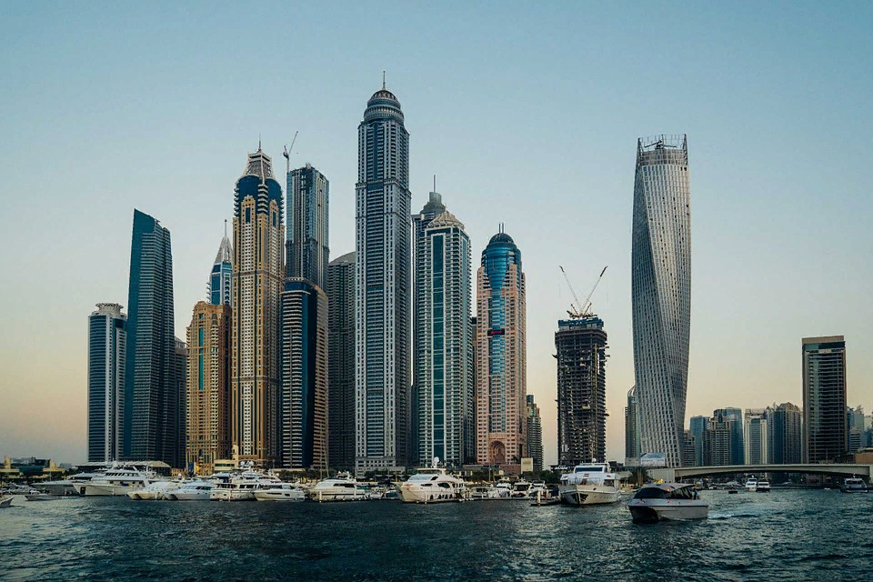 https://cdn.pixabay.com/photo/2016/01/04/06/26/dubai-1120373_960_720.jpg