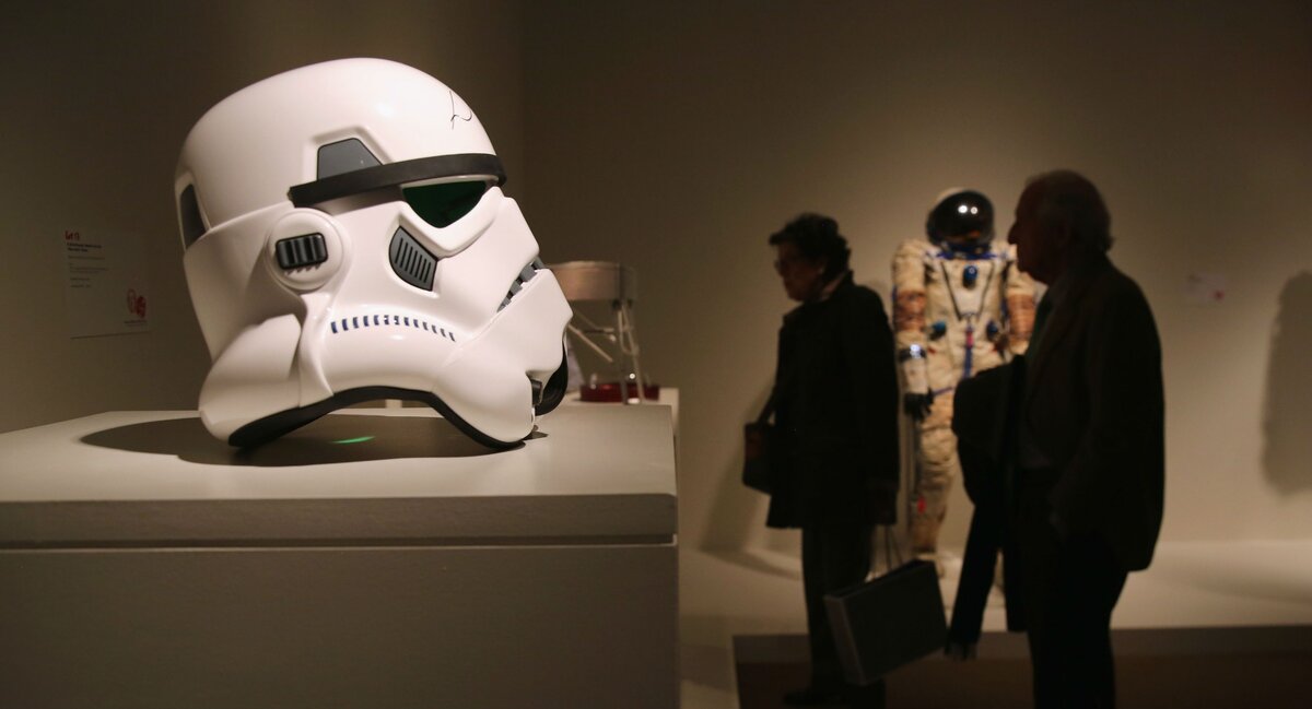 Прототип шлема имперского штурмовика 1976 года для IV эпизода «Новая надежда» обойдётся в 30 000 — 60 000 фунтов стерлингов. Фото: moneysense.ca.