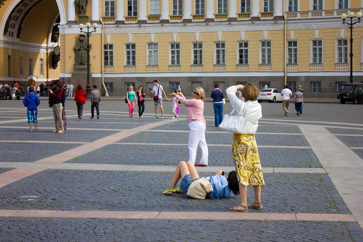 Туристы на канале в Питере