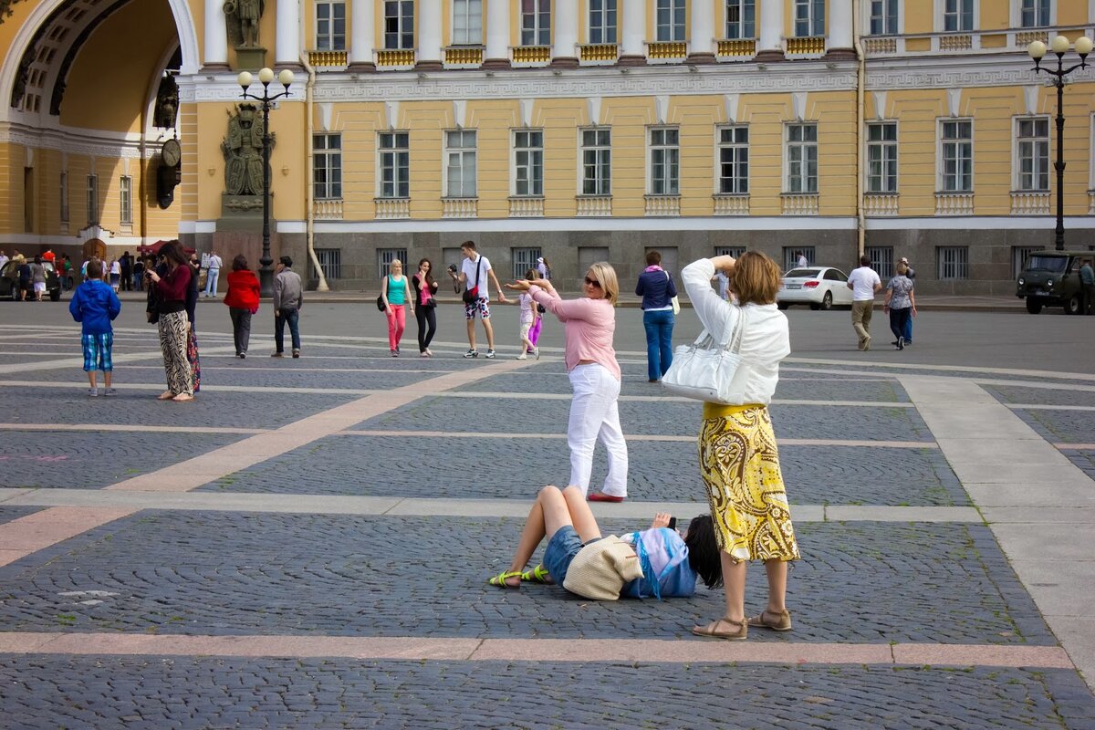 Счастливые туристы в Питере