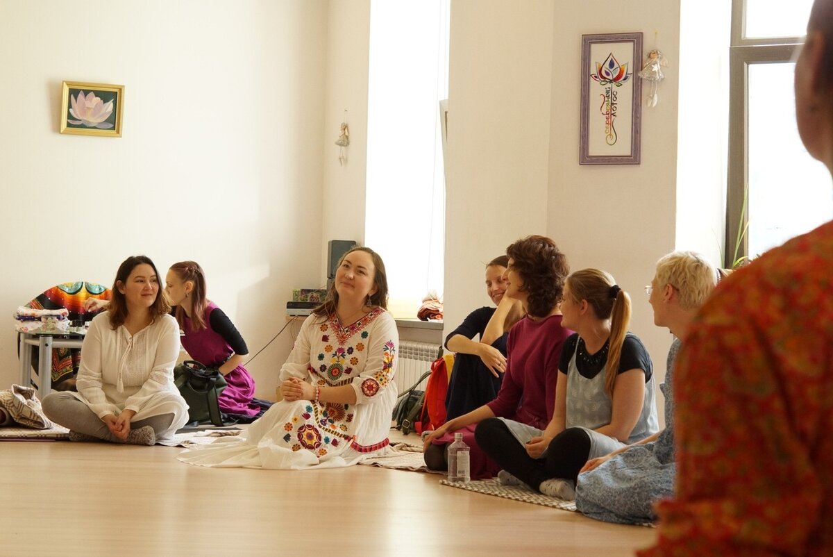 Зифа Асташко в центре кадра