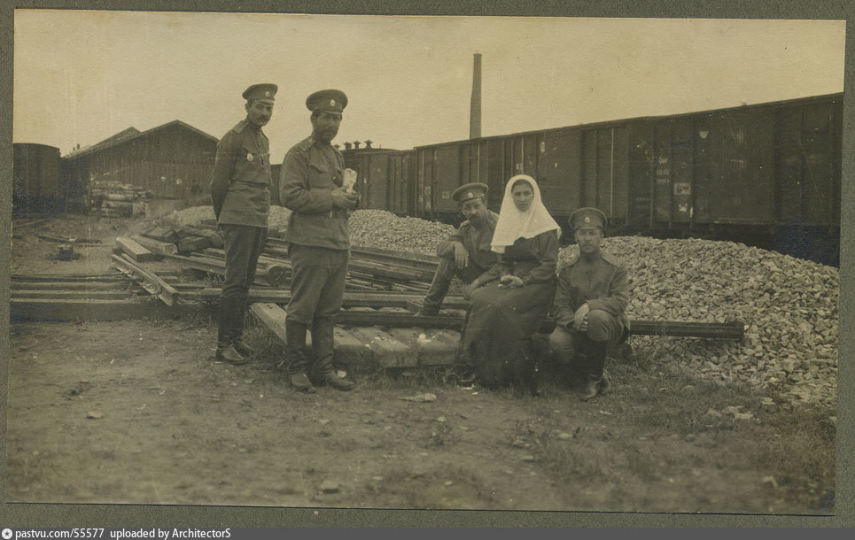 Станция открылась в 1901 (по другим данным в 1900) году и названа в честь поселка, который находится в нескольких километрах неподалеку.
Вот интересное фото времен Первой мировой, 1915 или 1916 год, солдаты ожидают отправления на фронт.

