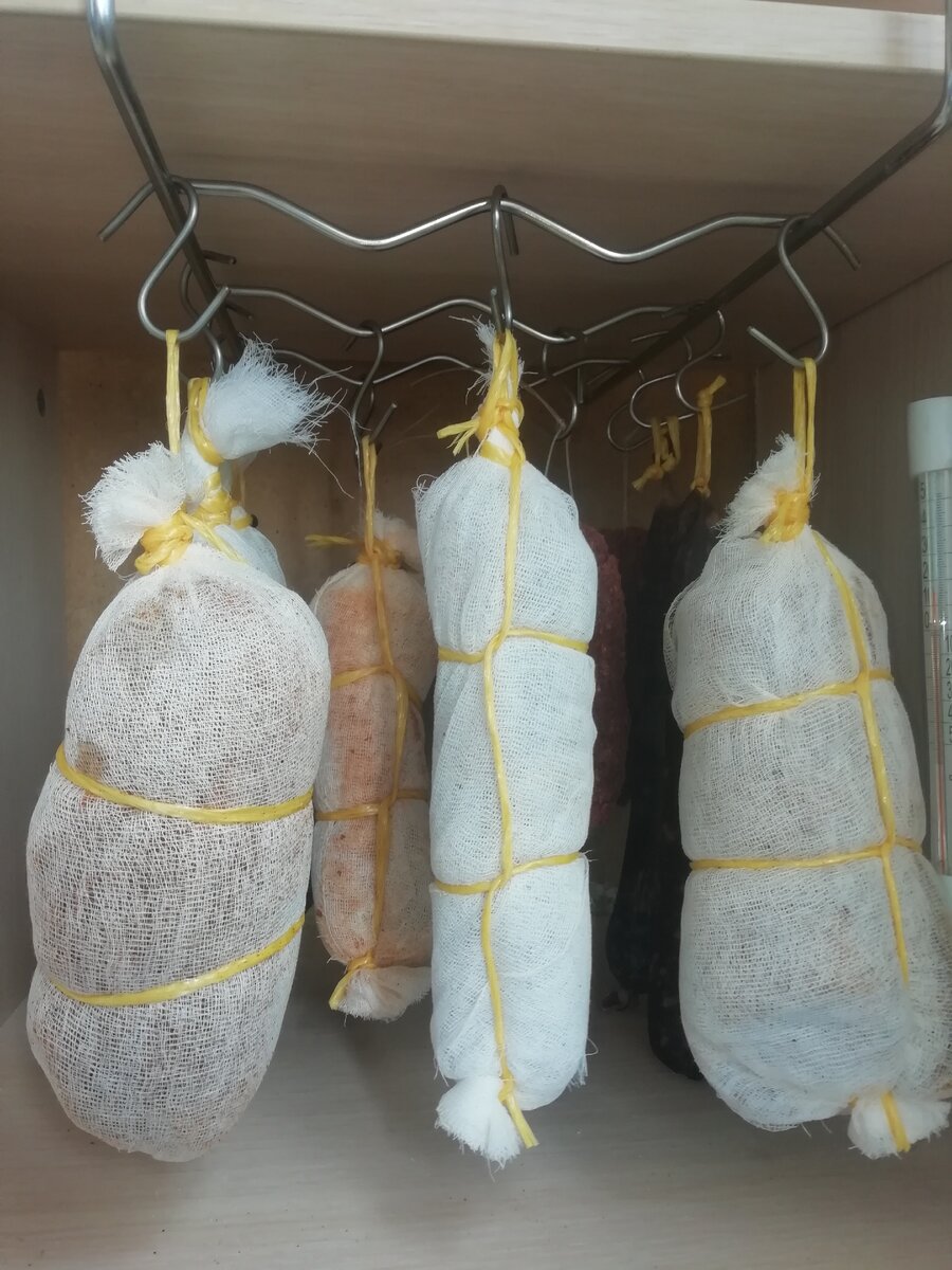 Мой саркофаг с мумиями из свинины на балконе :)))