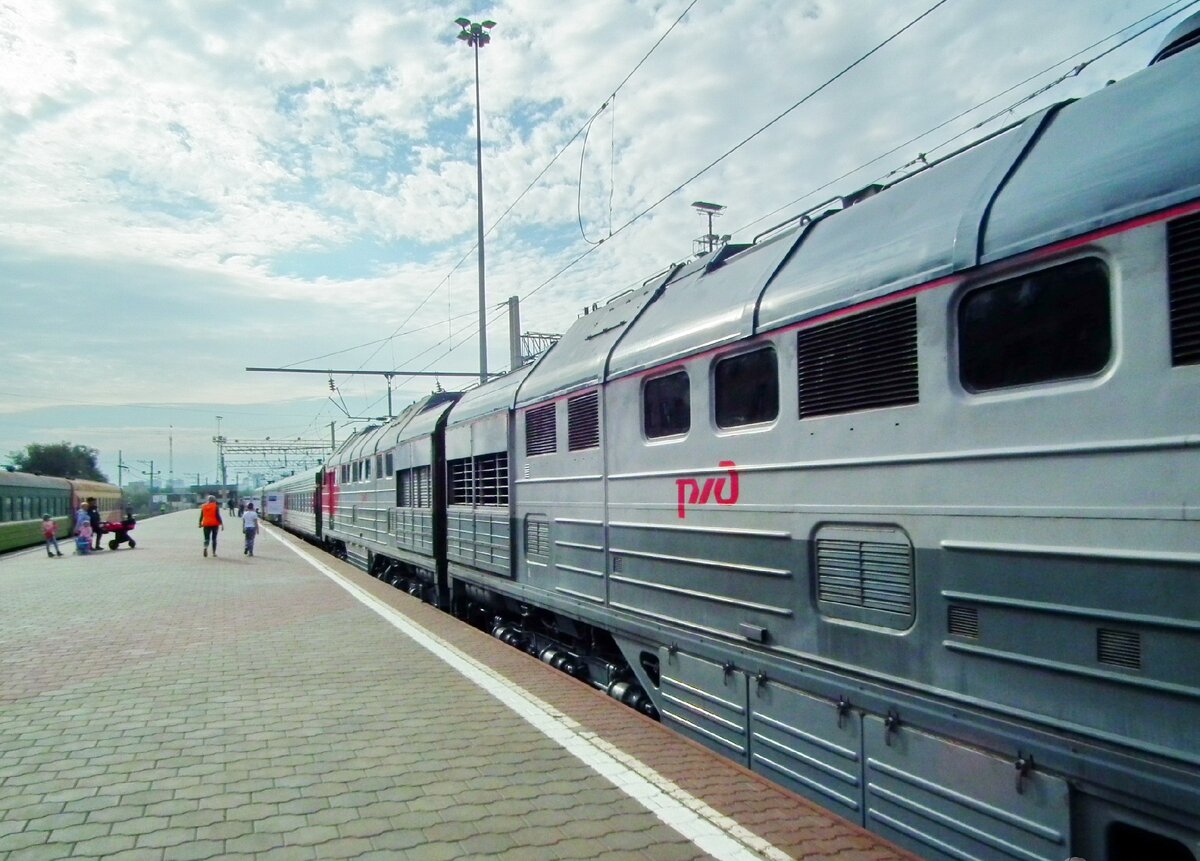 По фото не видно, но посетителей было много. В основном все были внутри. Интересно же узнать, что внутри у такого гиганта. Чтобы сфотографировать безлюдный перрон, приходилось ждать. На фото тепловоз 2ТЭ116У.